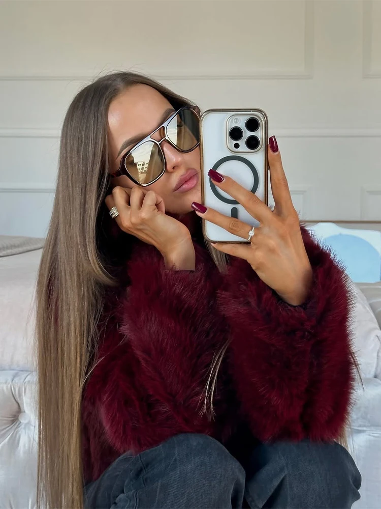 النبيذ الأحمر فو الفراء معطف ا - مراجعة Street Fashion Winter 2025 وسعره