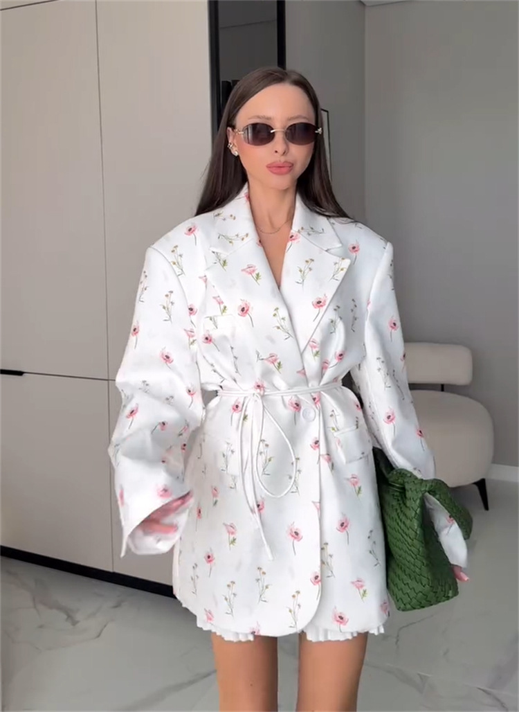 سترة نسائية عصرية مطبوعة بالزه - مراجعة Street Fashion Winter 2025 وسعره