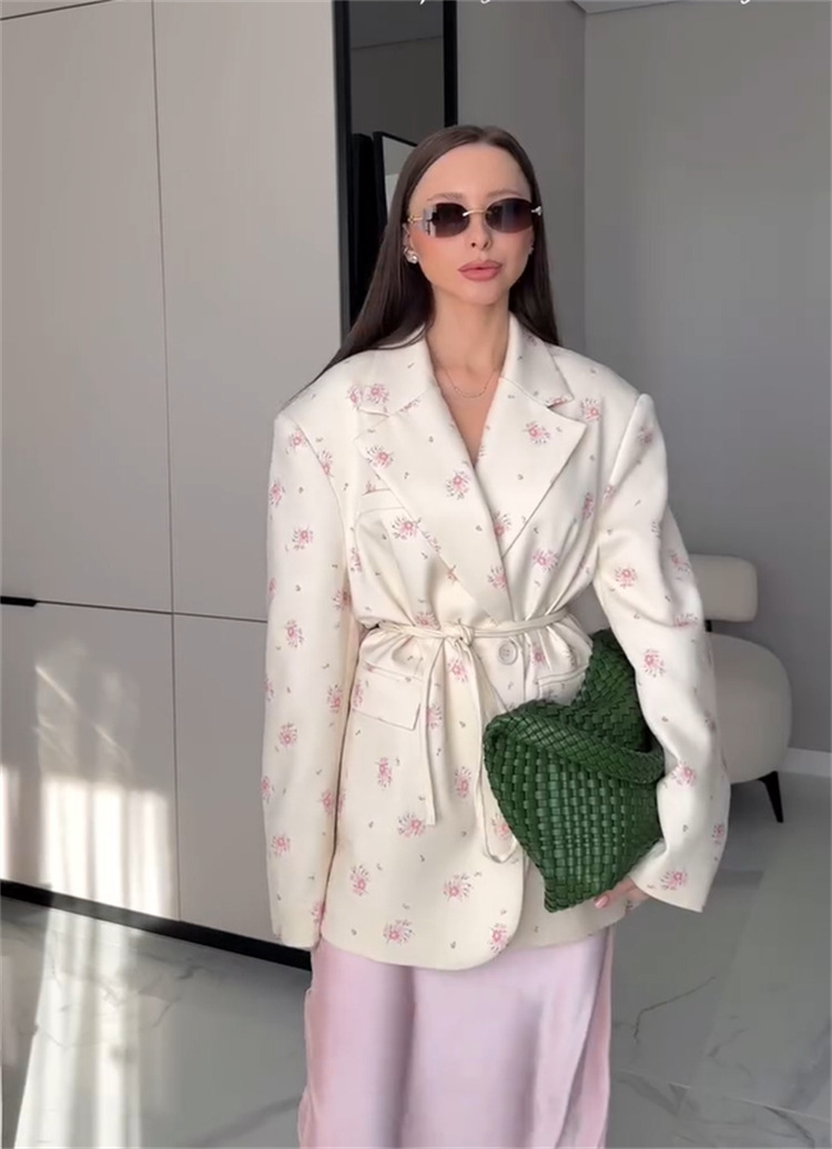 سترة نسائية عصرية مطبوعة بالزه - مراجعة Street Fashion Winter 2025 وسعره